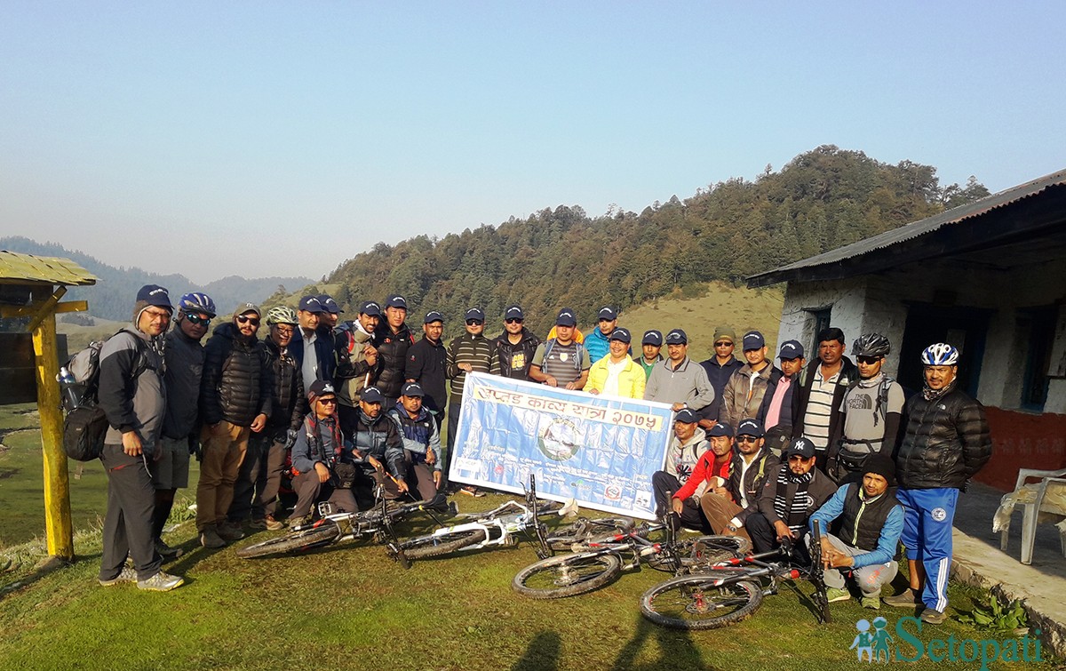 खप्तड काब्य यात्राका क्रममा सहभागीहरू सामुहिक तस्बिर खिचाउँदै। तस्बिरः सेतोपाटी